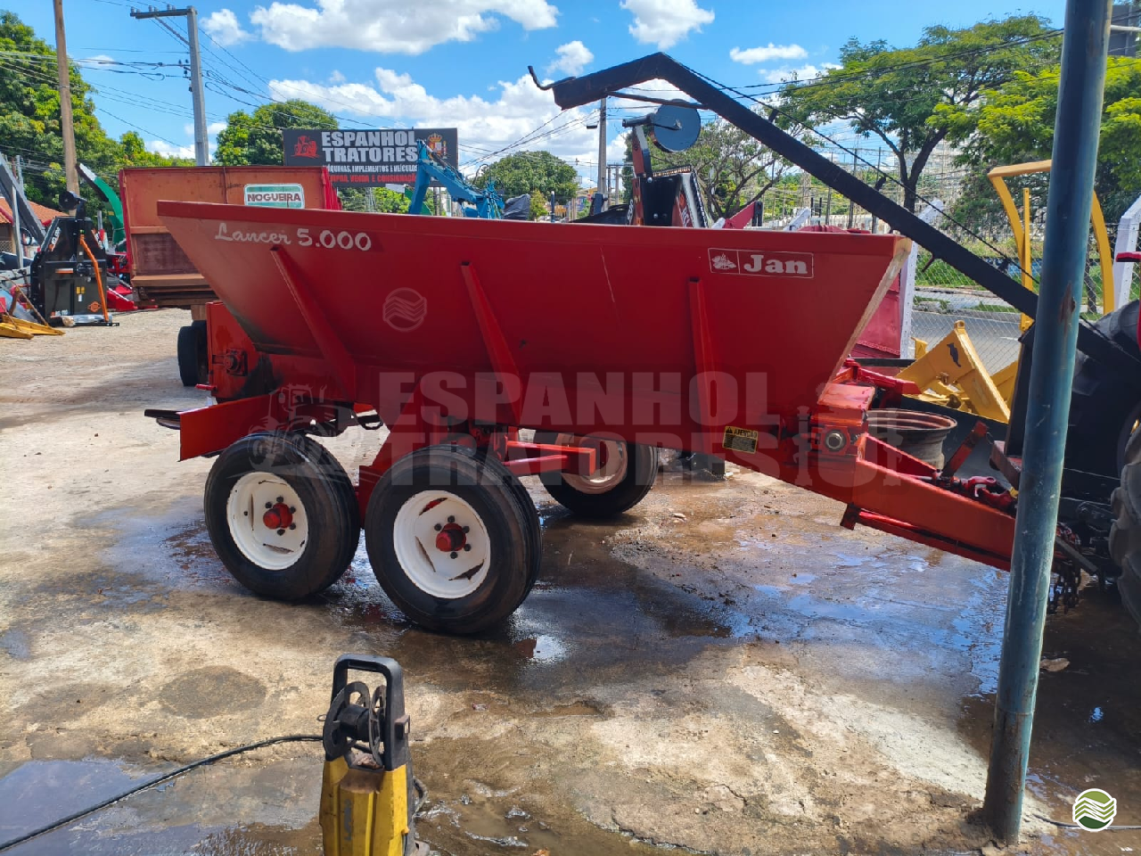 IMPLEMENTOS AGRICOLAS DISTRIBUIDOR CALCÁRIO 5500 Kg Espanhol Tratores GOIANIA GOIAS GO